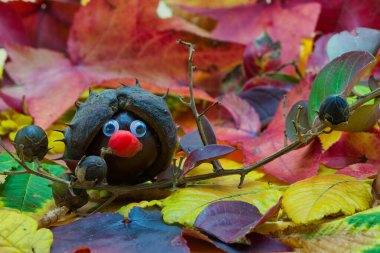 Kestaneden yapılmış sonbahar heykelcikleri güzel bir pastel arka planda