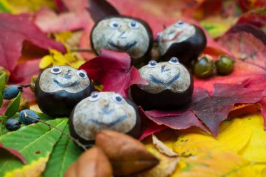Kestaneden yapılmış sonbahar heykelcikleri güzel bir pastel arka planda