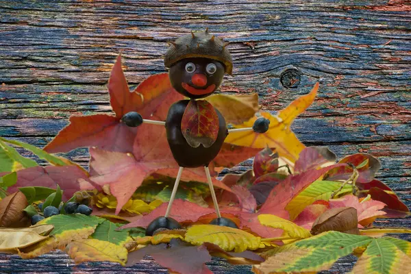 Kestaneden yapılmış sonbahar heykelcikleri güzel bir pastel arka planda