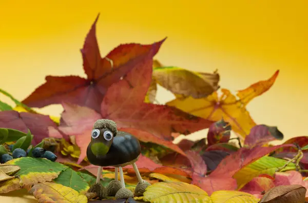 Kestaneden yapılmış sonbahar heykelcikleri güzel bir pastel arka planda