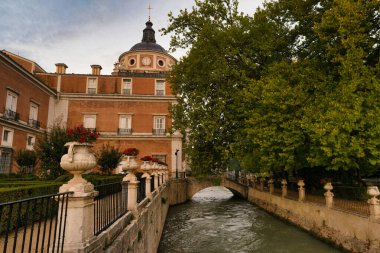 İspanya, Aranjuez 'de bir sonbahar sabahı mimarinin görüntüsü