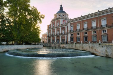 İspanya, Aranjuez 'de bir sonbahar sabahı mimarinin görüntüsü