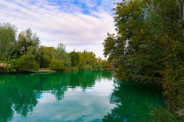 İspanya 'nın Aranjuez şehrinde sonbaharda Rio Ebro Nehri manzarası