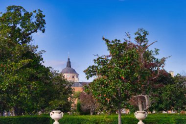 İspanya, Aranjuez 'de bir sonbahar sabahı mimarinin görüntüsü