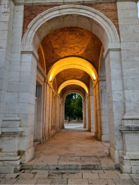 İspanya, Aranjuez 'deki sarayın manzarası, sonbaharda sabah.