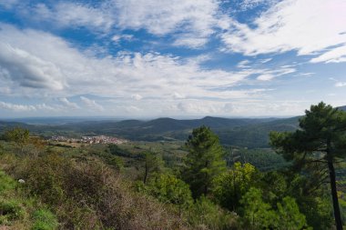 Güneşli bir günde İspanya 'nın Extremadura eyaletindeki dağların manzara görüntüsü