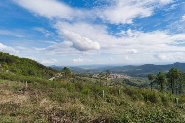 Güneşli bir günde İspanya 'nın Extremadura eyaletindeki dağların manzara görüntüsü