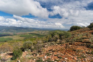 Güneşli bir günde İspanya 'nın Extremadura eyaletindeki dağların manzara görüntüsü