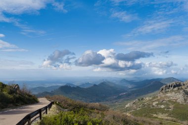 Güneşli bir günde İspanya 'nın Extremadura eyaletindeki dağların manzara görüntüsü