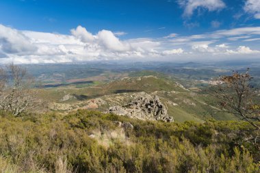 Güneşli bir günde İspanya 'nın Extremadura eyaletindeki dağların manzara görüntüsü