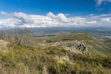 Güneşli bir günde İspanya 'nın Extremadura eyaletindeki dağların manzara görüntüsü