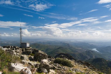 Güneşli bir günde İspanya 'nın Extremadura eyaletindeki dağların manzara görüntüsü