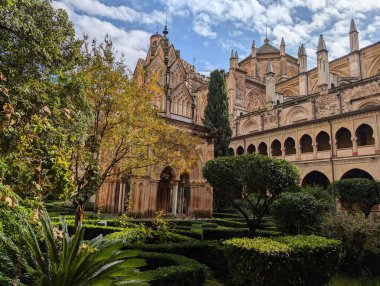 İspanya 'daki Guadalupe Manastırı manzarası, tarihi mimari