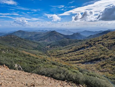 Güneşli bir günde İspanya 'nın Extremadura eyaletindeki dağların manzara görüntüsü