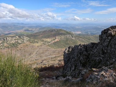 Güneşli bir günde İspanya 'nın Extremadura eyaletindeki dağların manzara görüntüsü