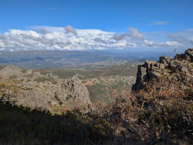 Güneşli bir günde İspanya 'nın Extremadura eyaletindeki dağların manzara görüntüsü