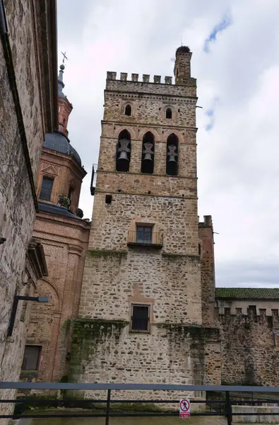 İspanya 'daki Guadalupe Manastırı manzarası, tarihi mimari