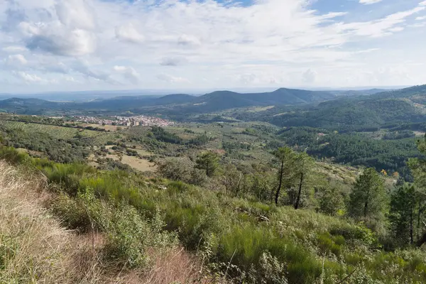 Güneşli bir günde İspanya 'nın Extremadura eyaletindeki dağların manzara görüntüsü