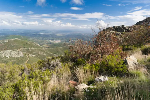 Güneşli bir günde İspanya 'nın Extremadura eyaletindeki dağların manzara görüntüsü