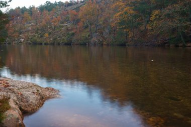 Sonbahar nehri sabah Madrid yakınlarındaki dağlarda akıyor.