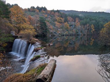 Sonbahar nehri sabah Madrid yakınlarındaki dağlarda akıyor.