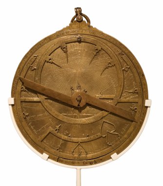 Beyaz arka planda metalden yapılmış eski bir antika ölçüm cihazı.