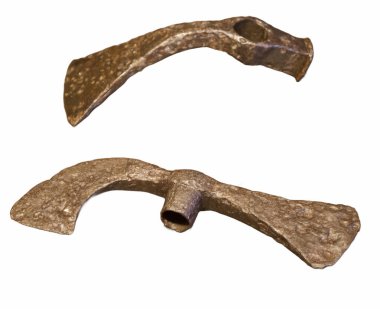 Beyaz arka planda eski bir antika balta savaş silahı.