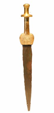 Beyaz arka planda eski zamanlardan kalma antik bir kılıç.