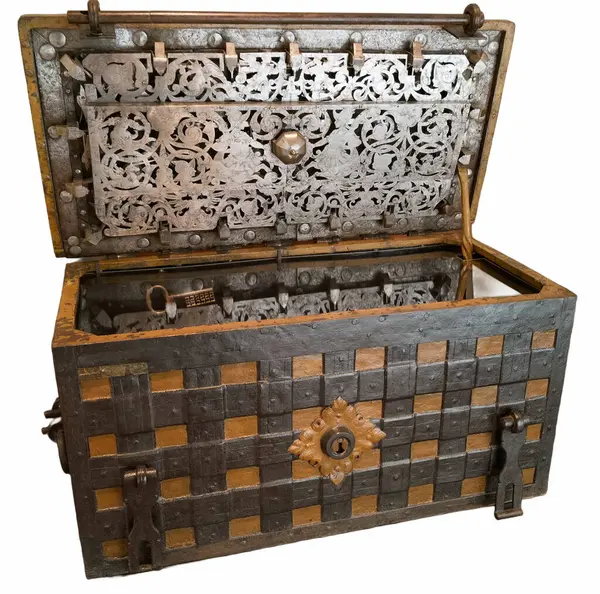 Beyaz arka planda güzel dekore edilmiş eski bir antika sandık.