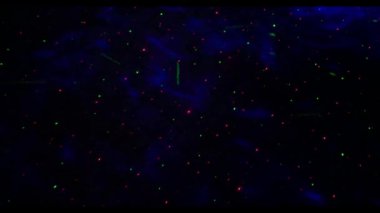 Karanlıkta hareket eden lazer ışıkları