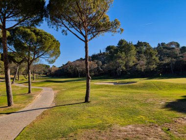 Madrid yakınlarında güneşli bir günde golf sahasının manzarası