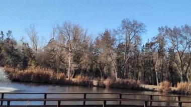 Madrid yakınlarında güneşli bir günde golf sahasının manzarası