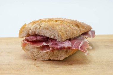 İspanyol usulü jambonlu sandviç.