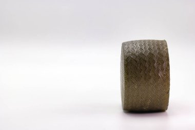 Beyaz üzerine sarı peynir, balmumu kaplamalı.