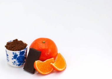 Yanında çikolata dilimleri olan koca bir mandalina.