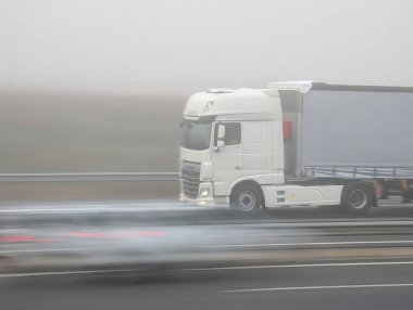 Sabah sisi altında hareket eden bir arabanın görüntüsü