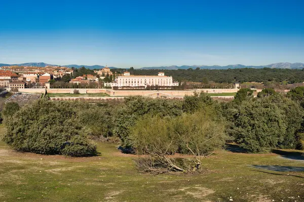 Madrid yakınlarındaki Boadilla del Monte 'deki prensin sarayının manzarası.