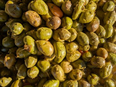 Doğal ışıkta bir tezgahta sergilenen zeytinler