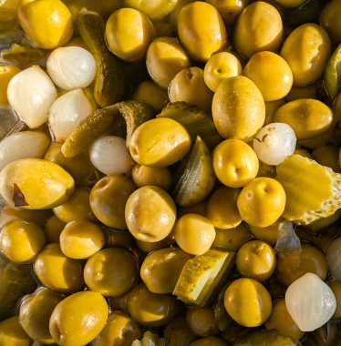 Doğal ışıkta bir tezgahta sergilenen zeytinler