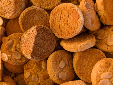 Doğal ışıkta fırında sergilenen kurabiyeler.