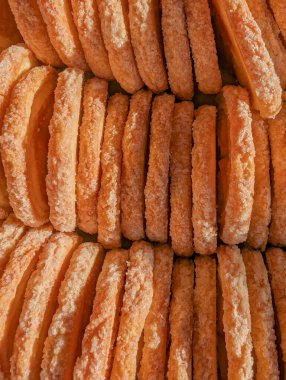 Doğal ışıkta fırında sergilenen kurabiyeler.