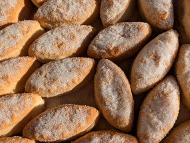 Doğal ışıkta fırında sergilenen kurabiyeler.