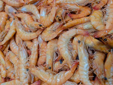 Doğal ışıkta satılık bir dükkanda sergilenen karides.