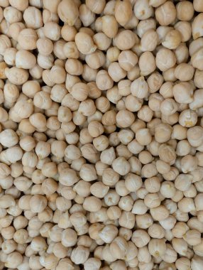 Nohutlar doğal ışıkta bir tezgahta sergilenir.