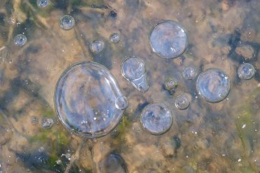 Donmuş bir buz tabakasının göldeki yakın çekimi.
