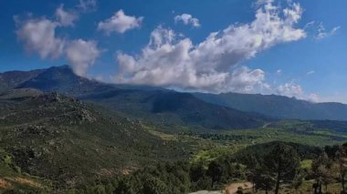 İspanya 'daki dağ manzarası hızlı hareket ediyor