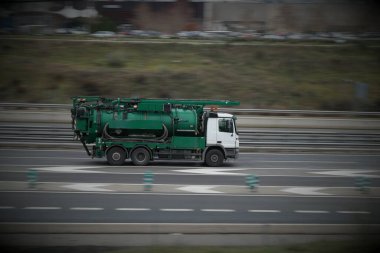 Otobanda hareket halindeki kamyonun arka planı bulanık.
