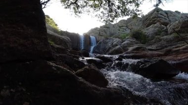 İspanya 'daki Sierra de Guadarrama dağlarındaki bir dağ nehri manzarası
