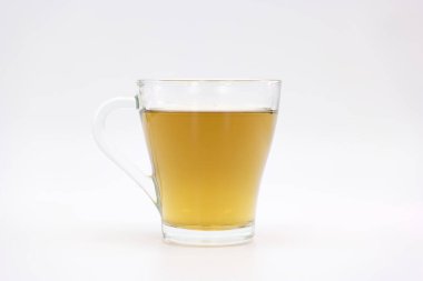 Arka planda izole edilmiş bir bardak çay.