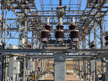 Güneşli bir günde elektrik aktarma istasyonu